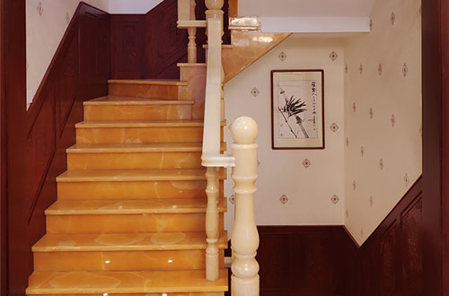兰洋镇中式别墅室内汉白玉石楼梯的定制安装装饰效果